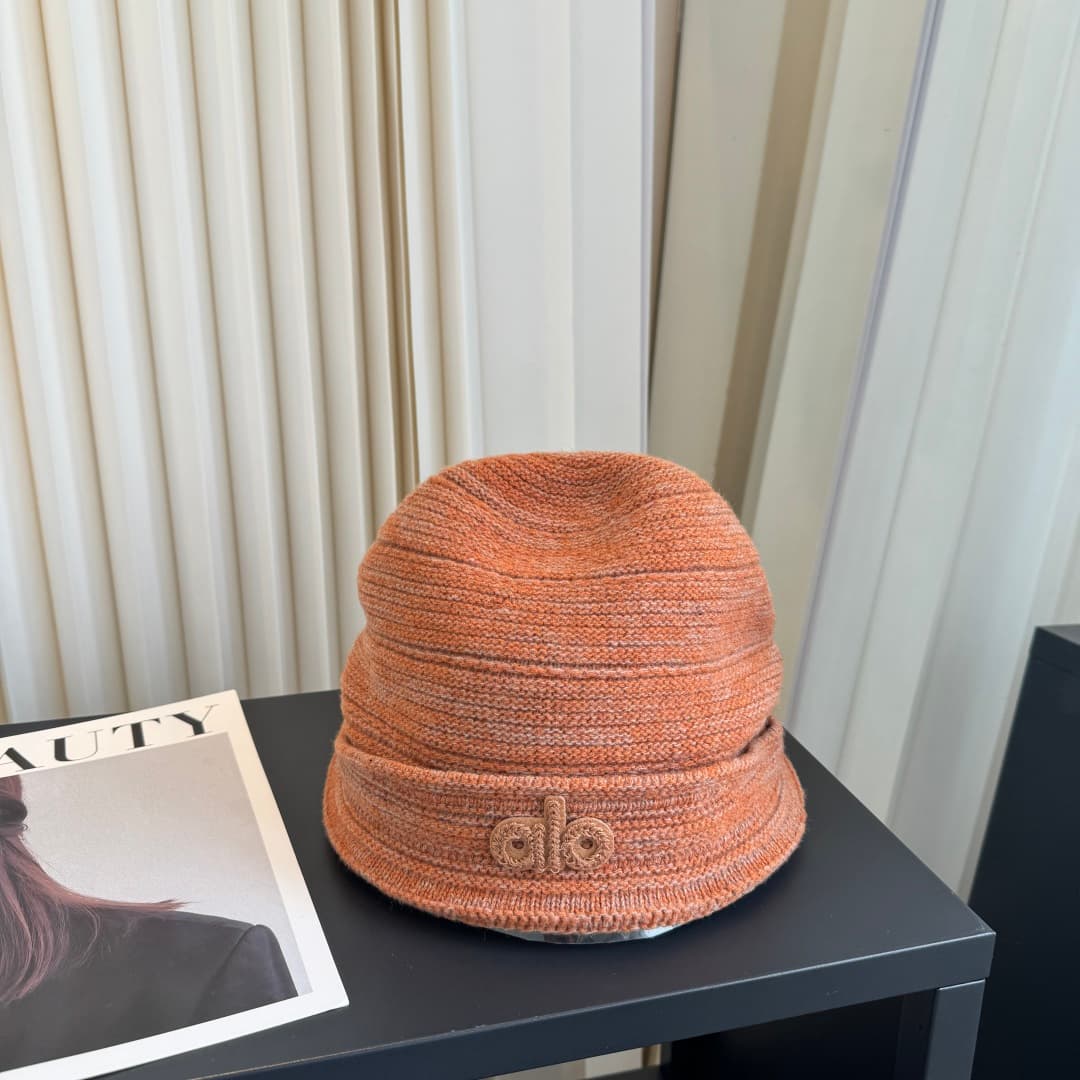 C29929 Alo high-quality, premium knitted cap – absolutely awesome! The quality is excellent, and it pairs perfectly with any outfit. It’s a must-have item for those who love fashion! Buy it quickly! — image 1