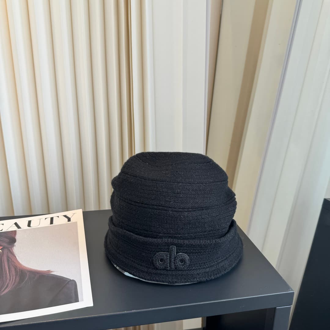 C29928 Alo high-quality, stylish knitted cap – absolutely fantastic! The quality is excellent, and it pairs well with any outfit. It’s a must-have item for everyday use. Buy it quickly! — image 1