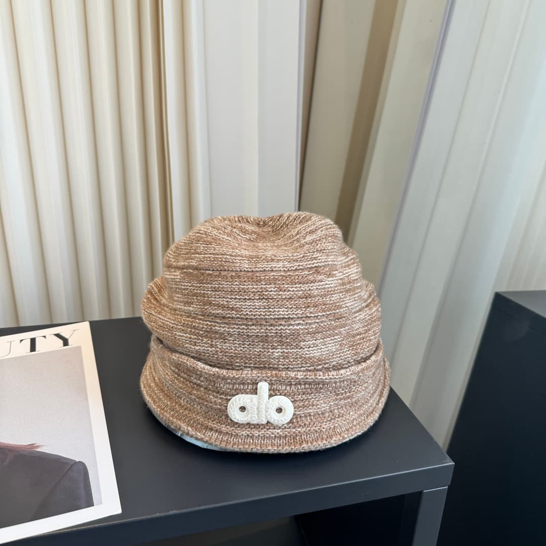 C29927 Alo high-quality, stylish knitted caps – absolutely amazing! The quality is excellent, and they pair perfectly with any outfit. It’s a must-have item for those who want to stay trendy. Buy them quickly! — image 1