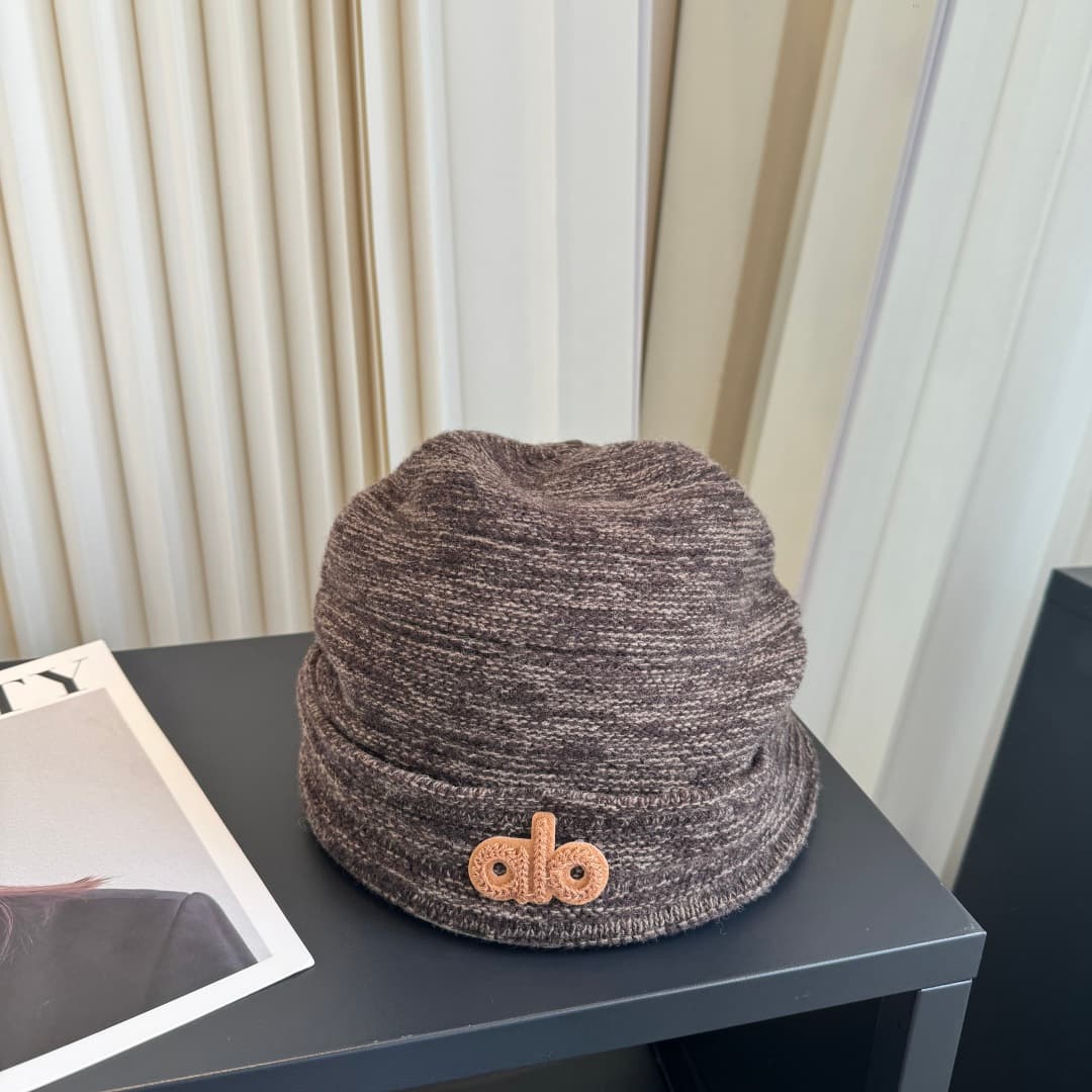 C29923 Alo high-quality, stylish knitted cap – absolutely amazing! The quality is excellent, and it pairs well with any outfit. It’s a must-have item for those who want to stay trendy. Buy it quickly! — image 1