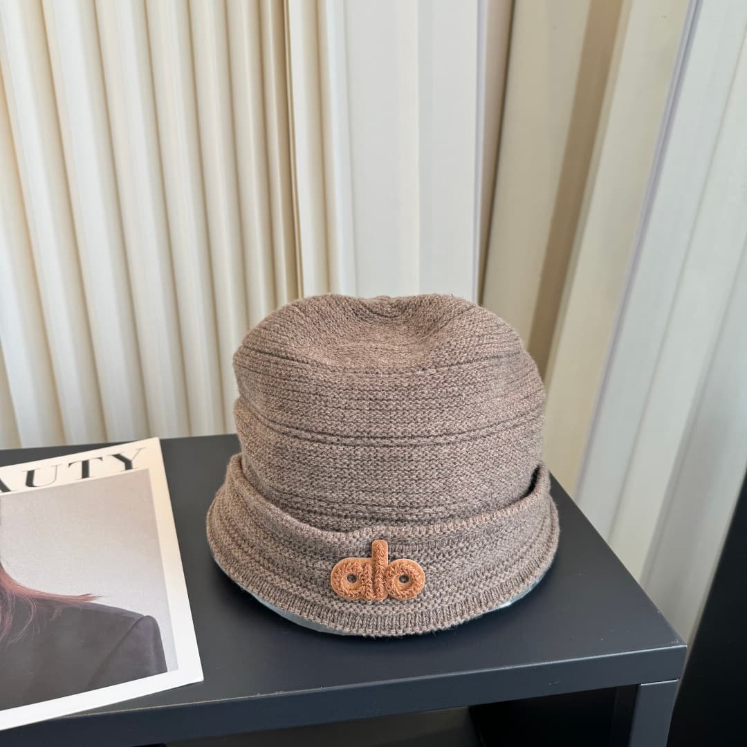 C29922 Alo high-quality, stylish knitted caps – absolutely amazing! The quality is excellent, and they are perfect for wearing on the street. It’s a must-have item for fashion lovers! Buy them quickly! — image 1