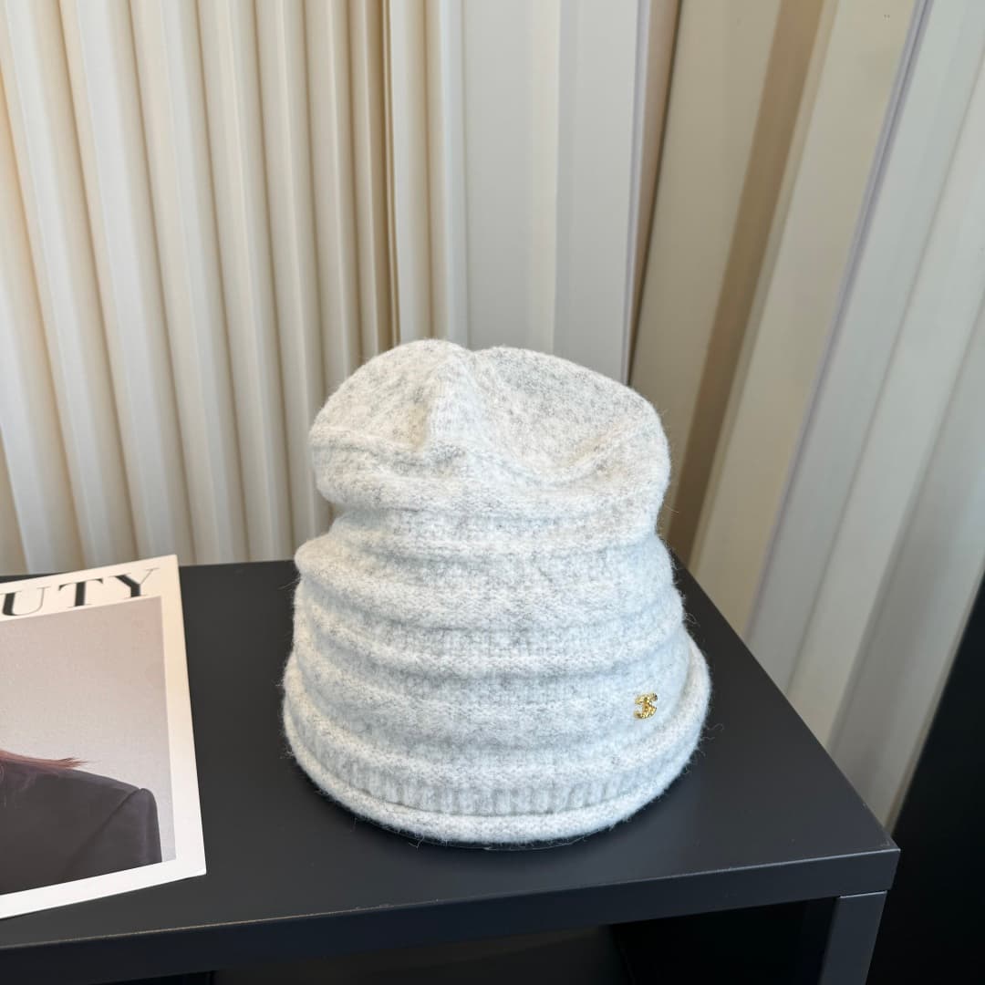 C29908 New Chanel cap – high quality and stylish, extremely popular! 💖 The material is excellent, and it pairs well with many outfits. It’s a must-have item for fashion lovers. Buy it now! — image 1