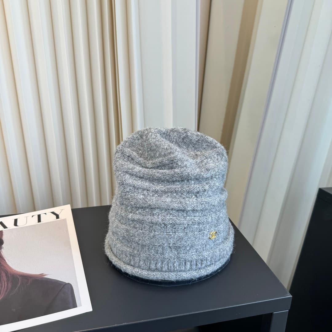 C29906 New Chanel knitted cap – high quality and stylish. It’s really popular! The quality is excellent, and it goes well with any outfit. It’s a must-have item for those who want to stay trendy. Buy it now! — image 1