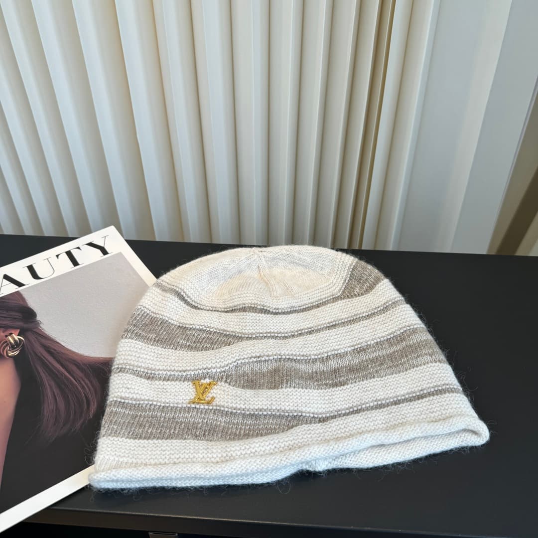 C29905 The new LV-quality knitted cap is super stylish! The quality is excellent, and it pairs well with any outfit. It’s a must-have item for those who go out frequently. Buy it quickly! — image 1