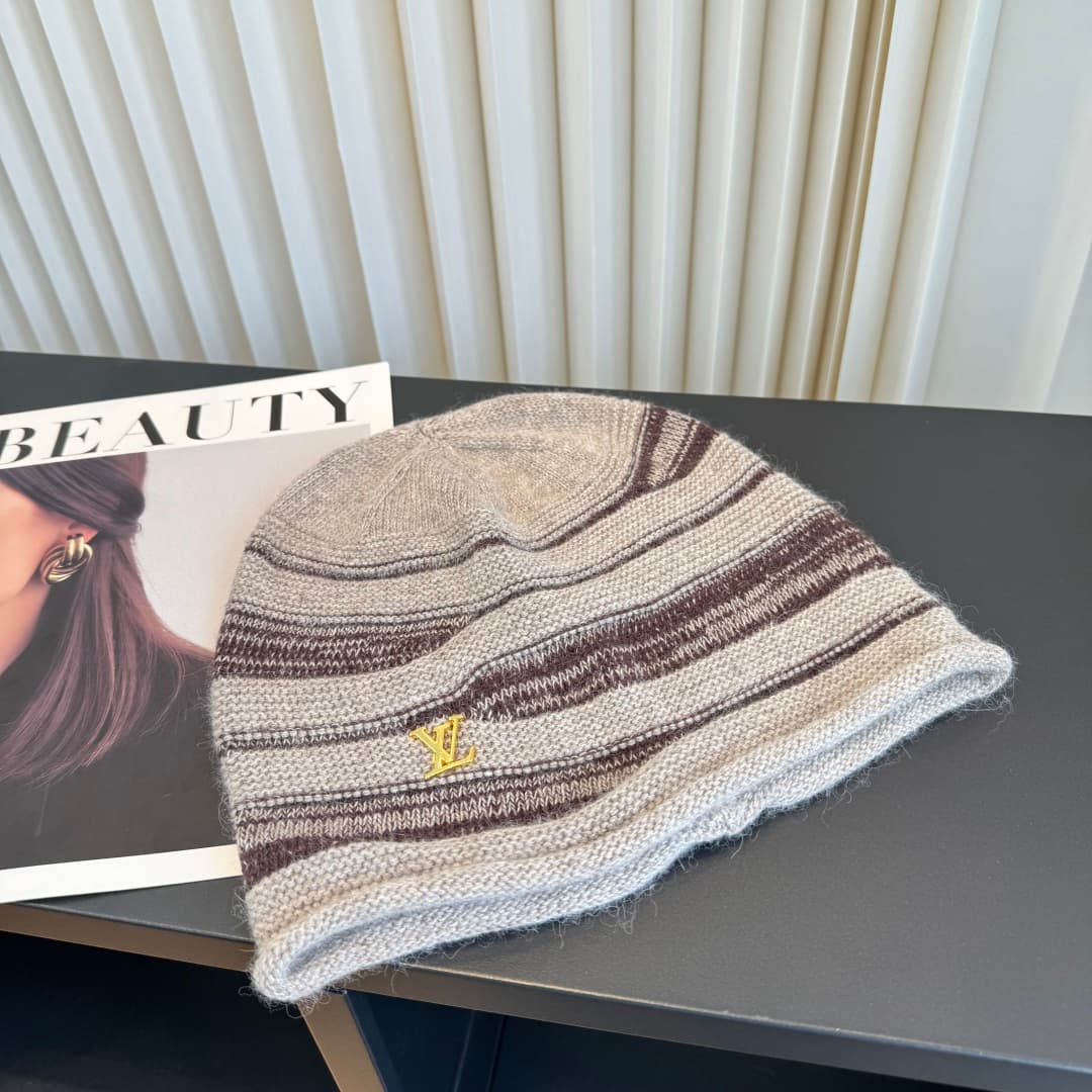 C29903 The new LV-style knitted cap features high-quality materials and a stylish look. It’s absolutely amazing! The quality is excellent, and it goes well with any outfit. It’s a must-have item for those who want to stay trendy. Buy it now! — image 1