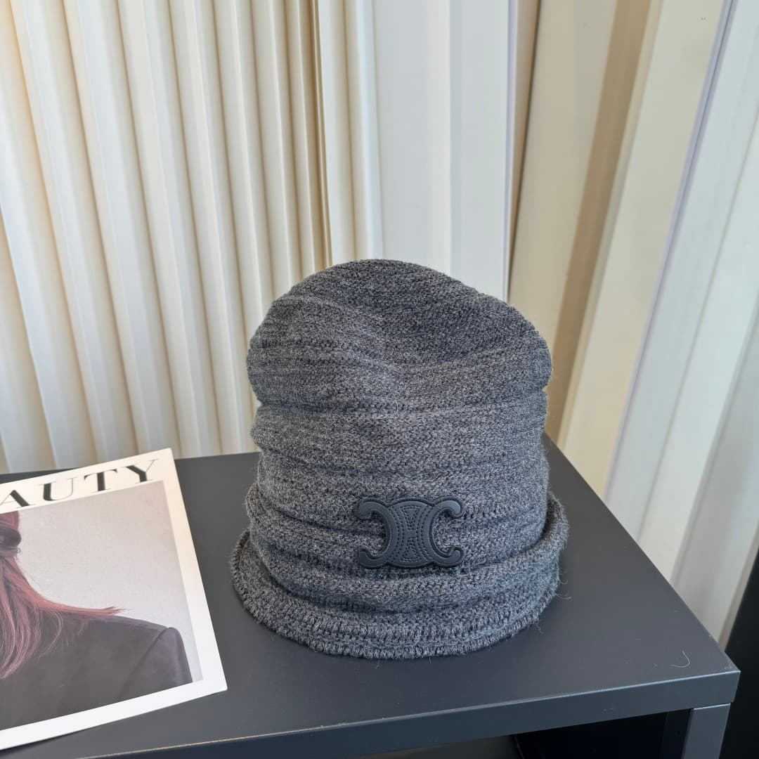 C29902 The new Seline cap features high-quality materials and a stylish look – absolutely amazing! It’s very well-suited for wearing on the street. It’s a must-have item for fashion lovers. Buy it now! — image 1