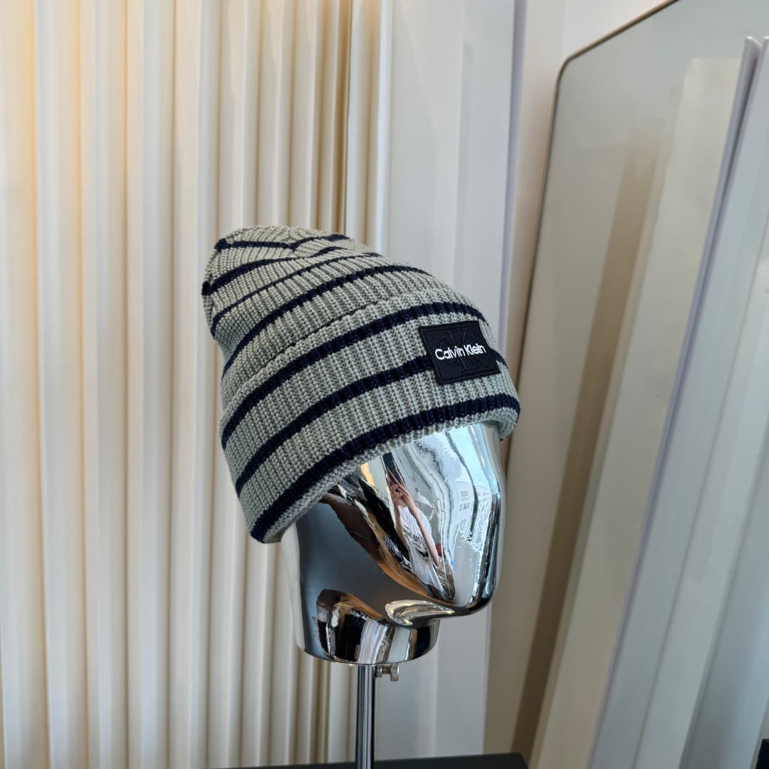 C29898 The new Seline cap features high-quality materials and a stylish design. It’s extremely popular! The quality is excellent, and it pairs well with any outfit. It’s a must-have item for those who go out frequently. Buy it now! — image 1