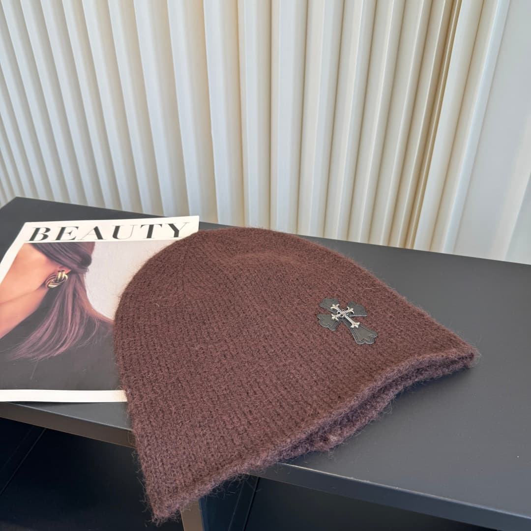 C29893 The new Seline beanie features high-quality materials and a stylish design – absolutely awesome! The quality is excellent, and it’s perfect for wearing on the street. It’s a must-have item for any fashion lover. Buy it now! — image 1