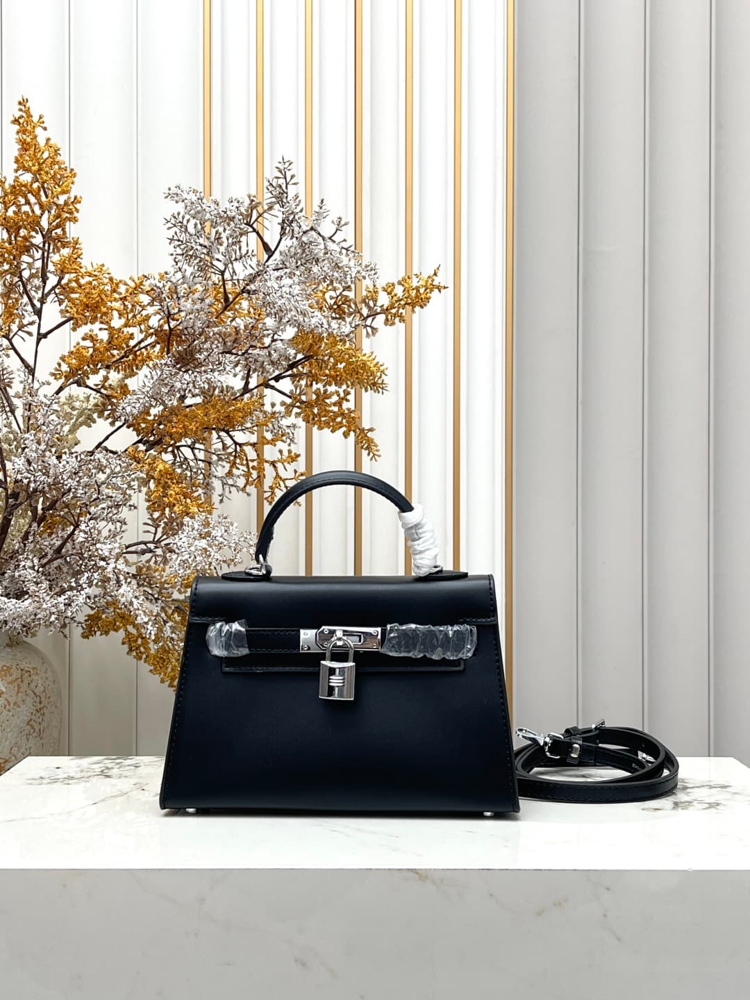 C4902 💰 Hermès Kelly 20.5cm black-silver Box leather 💫||✨ When the craftsmanship of Hermès is combined with the soft, shiny texture of Box leather, this Kelly 28 black-silver model instantly becomes my “white moonlight”! As a classic model at the entry-le — image 1