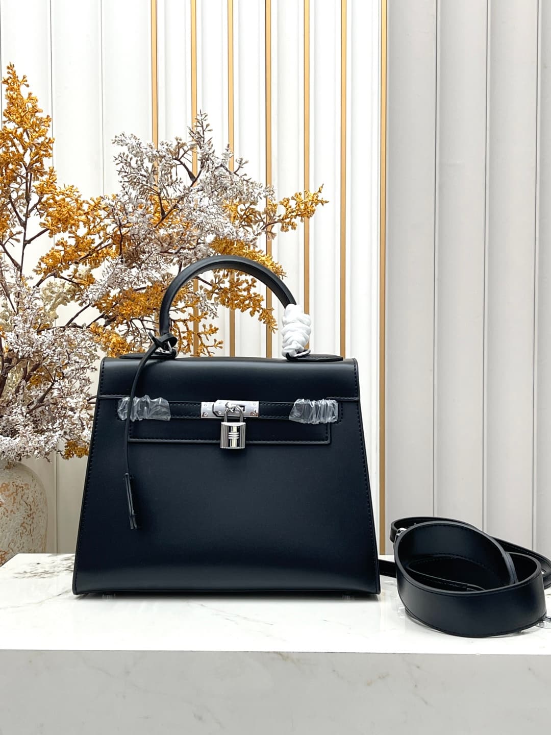 C4900 💰 Hermès Kelly 25cm black-silver Box leather 💫||✨ When the craftsmanship of Hermès is combined with the smooth, shiny texture of Box leather, this Kelly 28 black-silver model becomes a “miracle of light” in my heart! As a classic model suitable for — image 1