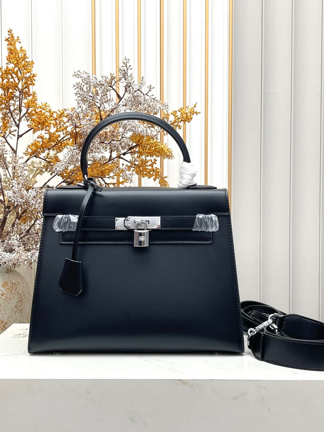 C4899 💰 Hermès Kelly 28cm black-silver Box leather 💫||✨ When the craftsmanship of Hermès is combined with the smooth, shiny texture of Box leather, this Kelly 28 black-silver model instantly becomes my “ethereal moonlight”! As a classic model at the entry — image 1