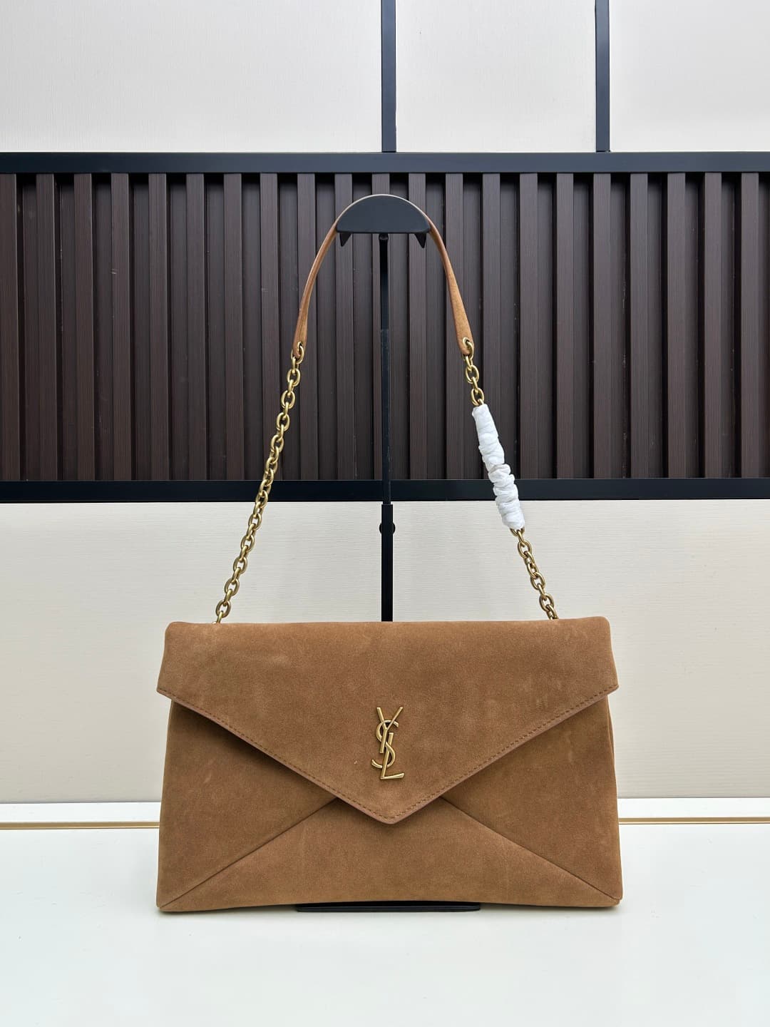 C8719 New model 💰 Leather Vintage/Retro Saint Laurent envelope bag 25. This bag features an envelope-shaped design with textured leather, and the golden YSL logo is highly recognizable. It comes with a detachable chain strap, combining the elegance of a h — image 1