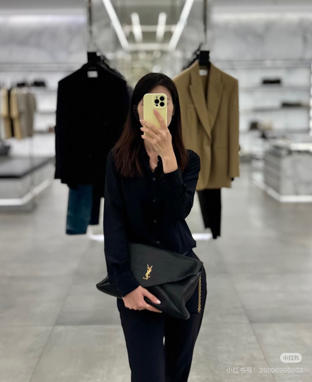 C8717 New model 💰 Leather Vintage Saint Laurent envelope bag 25. This bag features an envelope-shaped design with textured leather, and the golden YSL logo is highly recognizable. It comes with a detachable chain shoulder strap, combining the elegance of — image 1