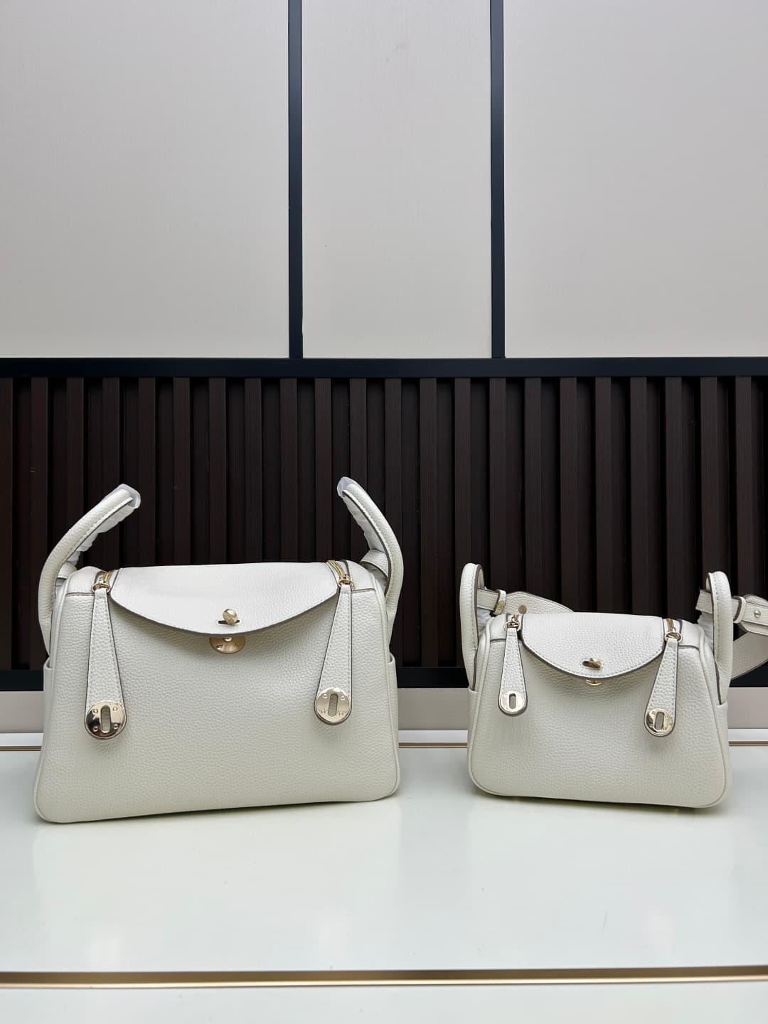 C4891 The practical daily product “Hermès Lindy26” is loved in every color. Golden brown 🆚 pumpkin color – the warm colors really suit the autumn and winter seasons perfectly. — image 1