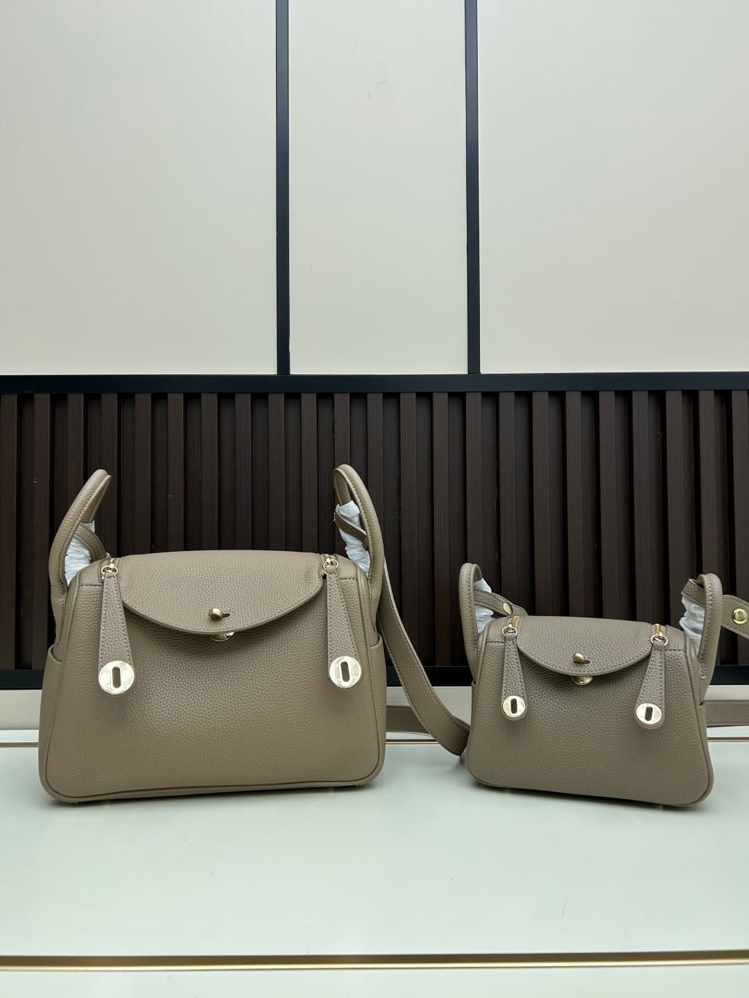 C4890 The practical daily use version of ‘Hermès Lindy26’ is really lovely in every color. Golden brown 🆚 pumpkin color – these warm colors are perfect for autumn and winter seasons. — image 1