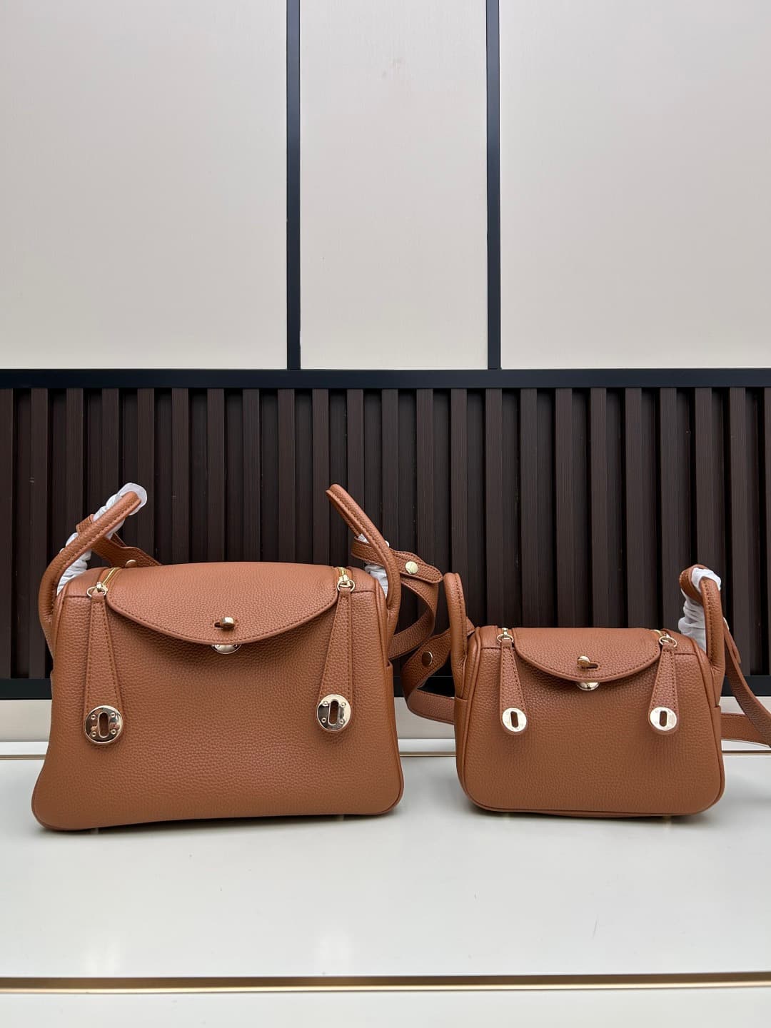 C4888 The practical daily use version of ‘Hermès Lindy26’ is really lovely in every color. Golden brown 🆚 pumpkin color – these warm colors are perfect for autumn and winter seasons. — image 1