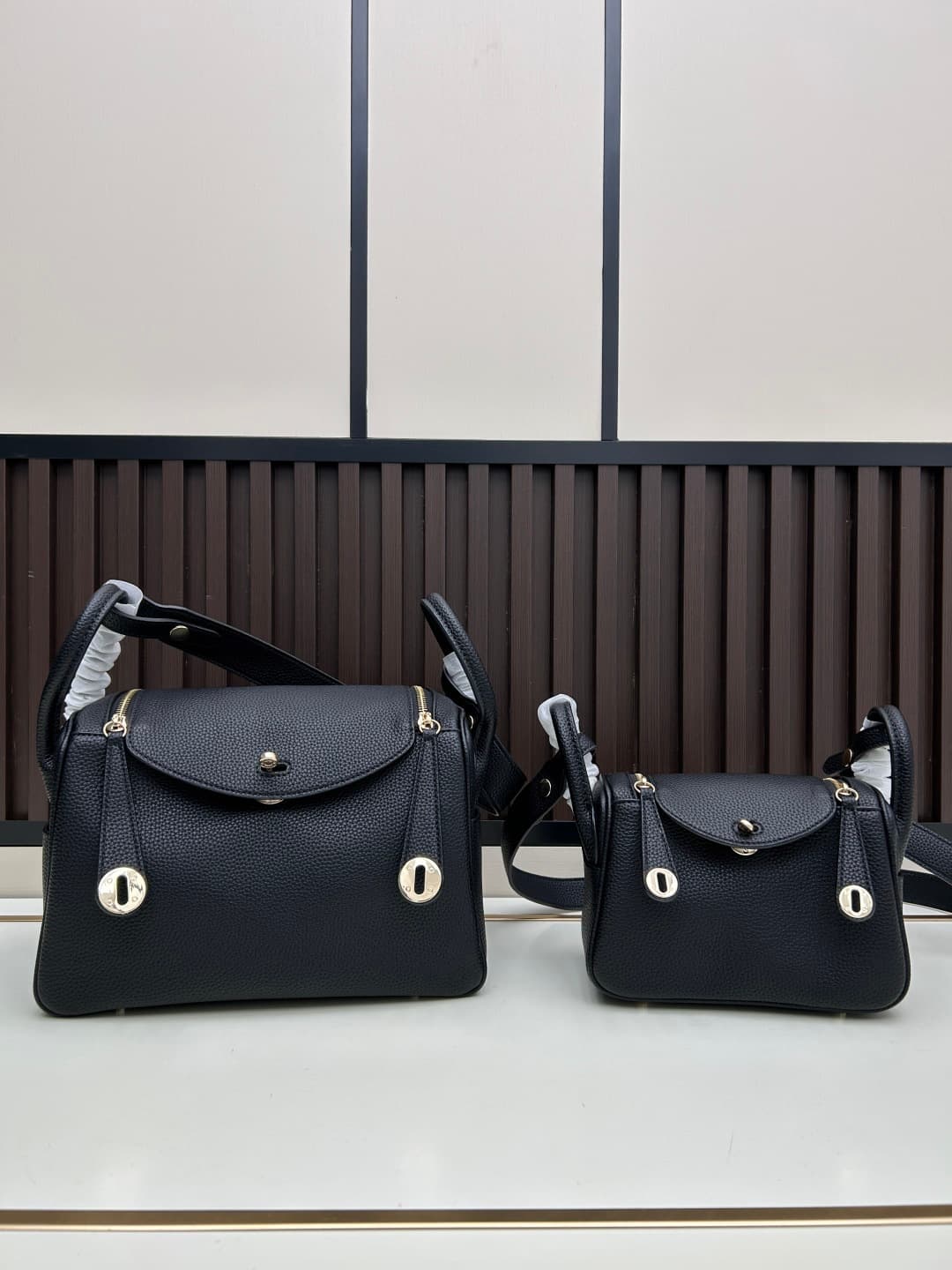 C4887 The practical daily use model “Hermès Lindy26” is loved in every color. Golden brown 🆚 pumpkin color – the warm colors really suit the autumn and winter seasons perfectly. — image 1