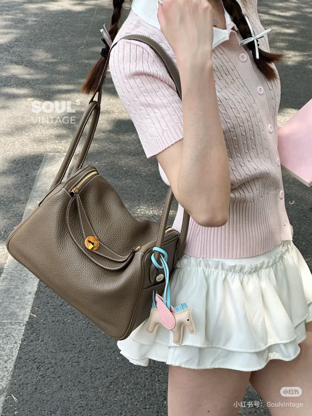 C4884 The practical daily product “Hermès Lindy26” is really lovely in every color. Golden brown 🆚 pumpkin color – these warm colors are perfect for autumn and winter seasons. — image 1