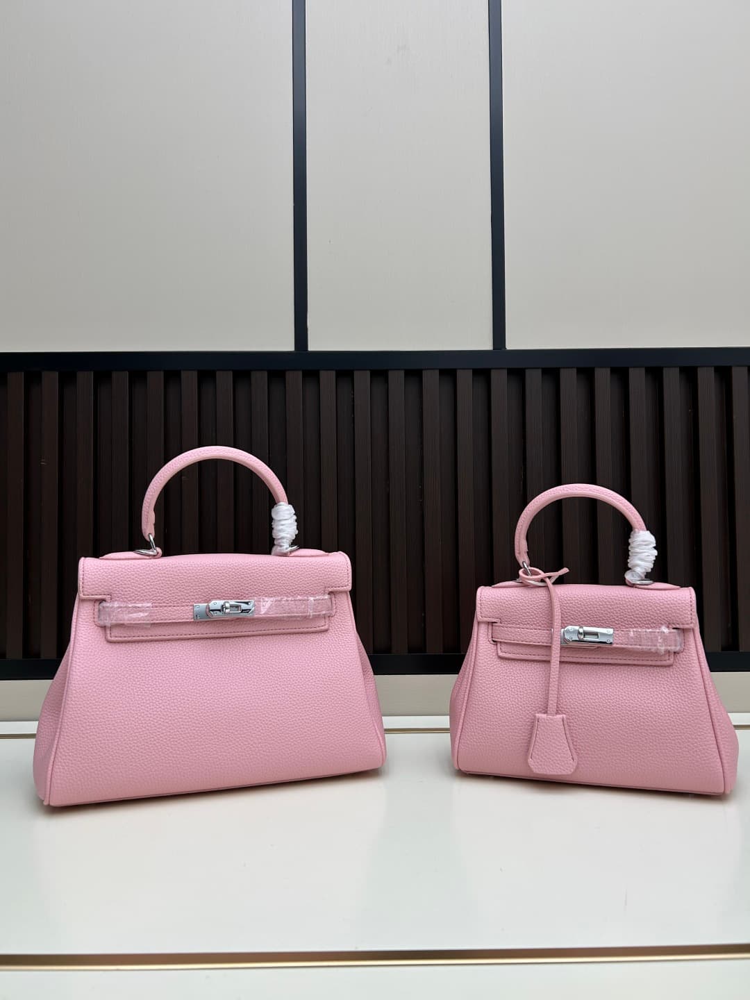 C4885 300, 310, 20, 25, 28cm. The Hermès Kelly brand was named after the royal family’s love for Kelly. Out of my passion for Kelly, I investigated its history further. It turns out that the name “Kelly” originates from Princess Grace Kelly of Monaco🫅. On — image 1