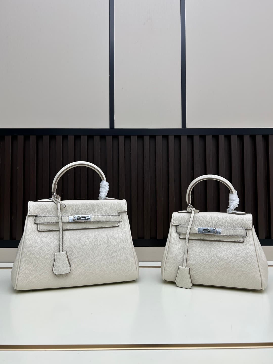 C4883 300, 310, 20, 25, 28cm. The Hermès Kelly brand was named after the royal family’s love for Kelly. Out of my passion for Kelly, I explored its history further – it originates from Princess Grace Kelly of Monaco🫅. Only with this nostalgic music🎵 can w — image 1