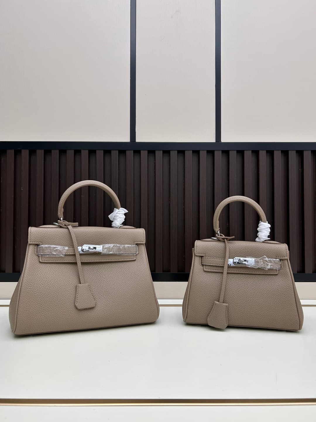 C4882 300, 310, 20, 25, 28cm. The Hermès Kelly brand was named after the royal family. Due to my love for Kelly, I investigated its history further. It turns out that the name “Kelly” originates from Princess Grace Kelly of Monaco🫅. Only by playing this n — image 1