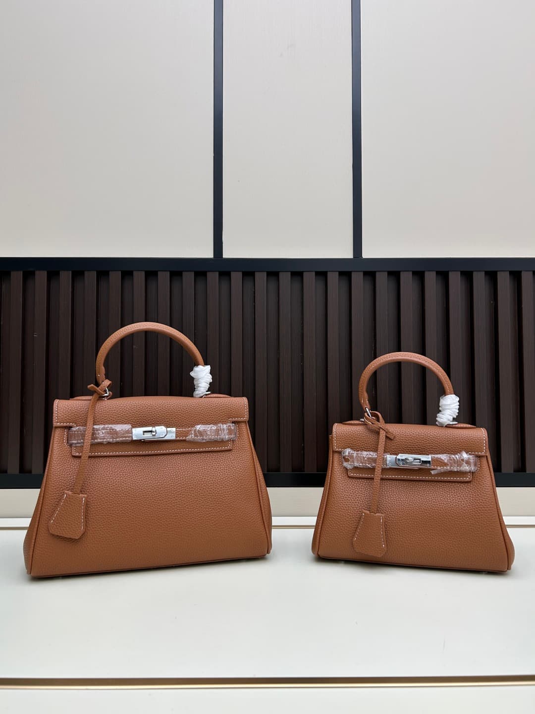C4881 300, 310, 20, 25, 28cm. The Hermès Kelly collection was named after the royal family. Due to my love for Kelly, I investigated its history further. It turns out that the name “Kelly” comes from Princess Grace Kelly of Monaco🫅. Only by listening to t — image 1