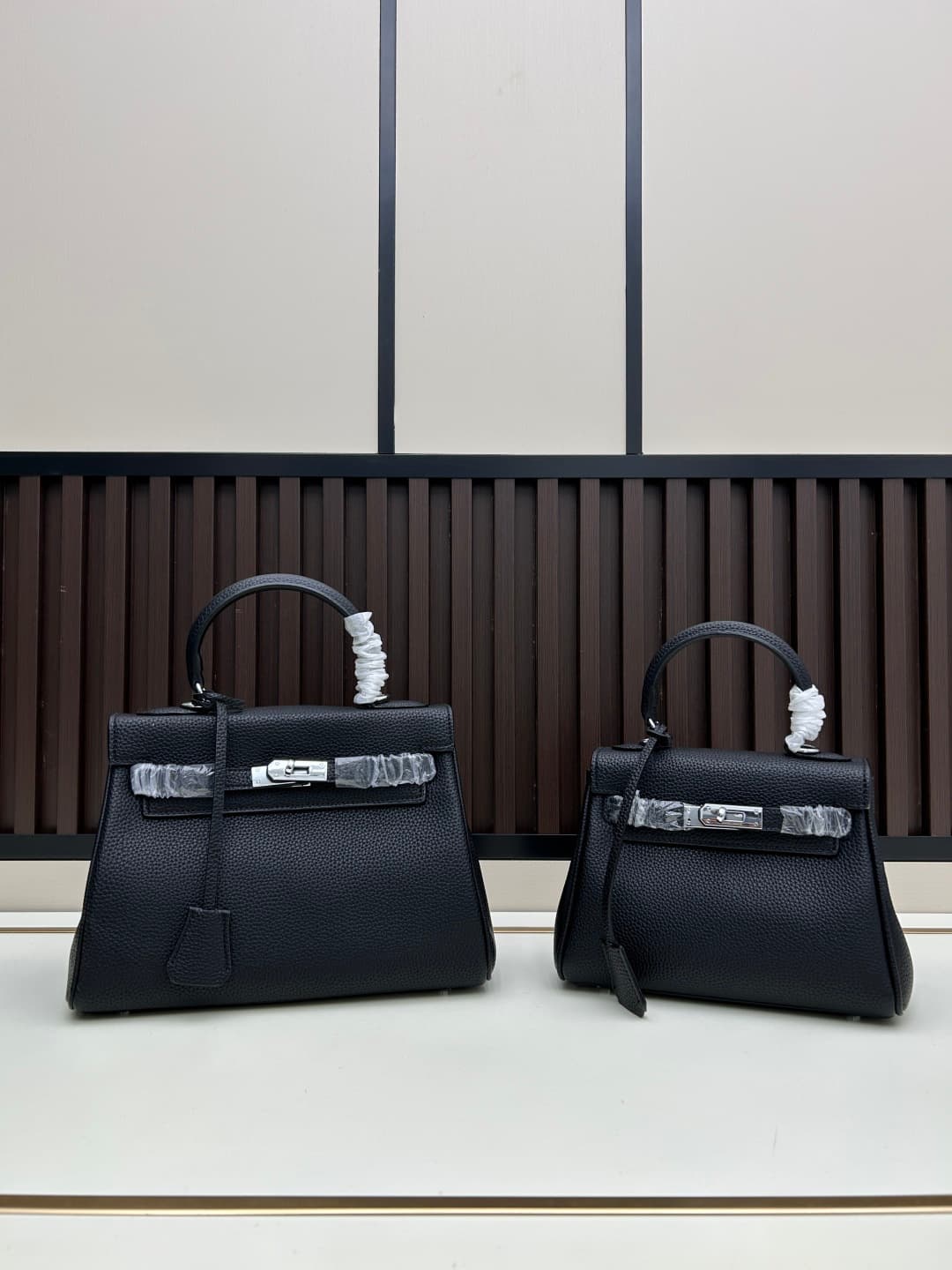 C4879 300, 310, 20, 25, 28cm. The Hermès Kelly brand was named after the royal family. Due to my love for Kelly, I investigated its history further. It turns out that the name “Kelly” comes from Princess Grace Kelly of Monaco🫅. Only by playing this nostal — image 1