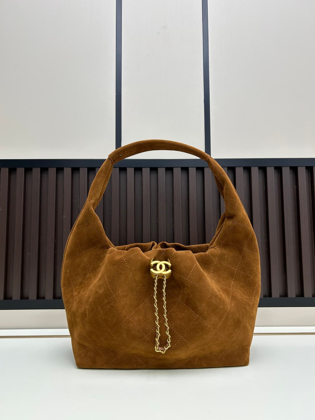 C846 New model 💰 Chanel 25k hobo hippie bag, black and gold with exquisite details. This new early spring model is not only popular due to its𝟐𝟓𝐛𝐚𝐠 𝐦𝐢𝐧𝐢 design, but also this 𝐛𝐚𝐠 is truly worth looking forward to🔥 It has a high-class feel! — image 1