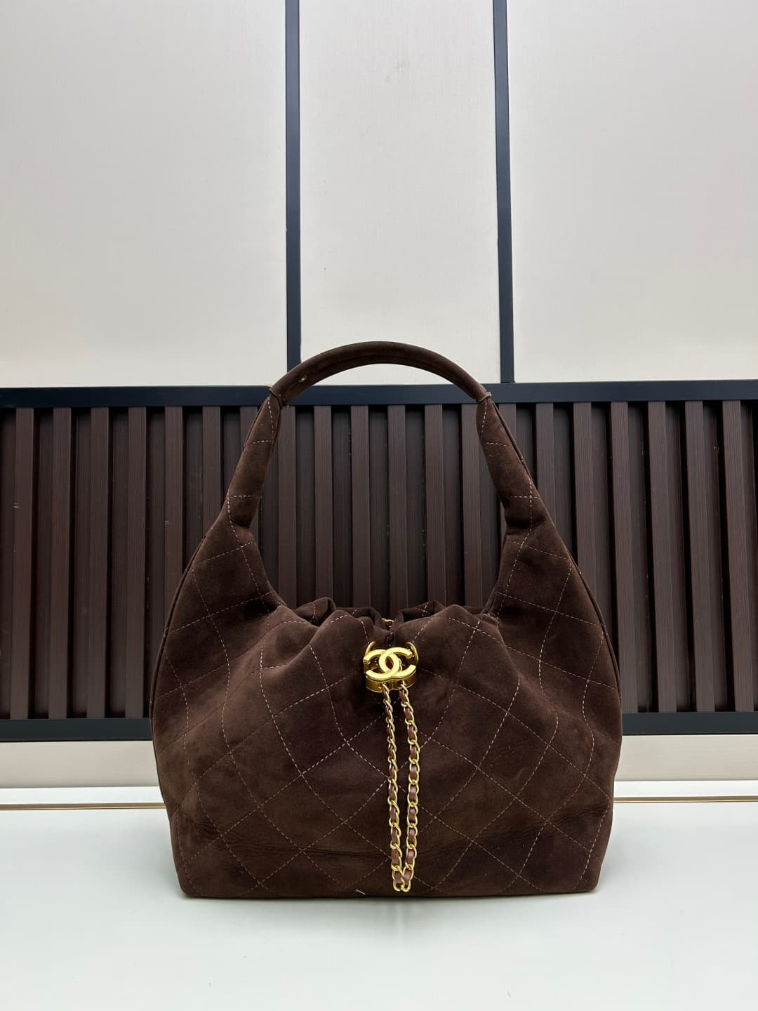 C845 New model 💰 Chanel 25k hobo hippie bag, black and gold with ultra-detailed design. This early spring model is not only popular due to its𝟐𝟓𝐛𝐚𝐠 𝐦𝐢𝐧𝐢 design, but also this 𝐛𝐚𝐠 is highly anticipated🔥 It exudes a high-class atmosphere! — image 1