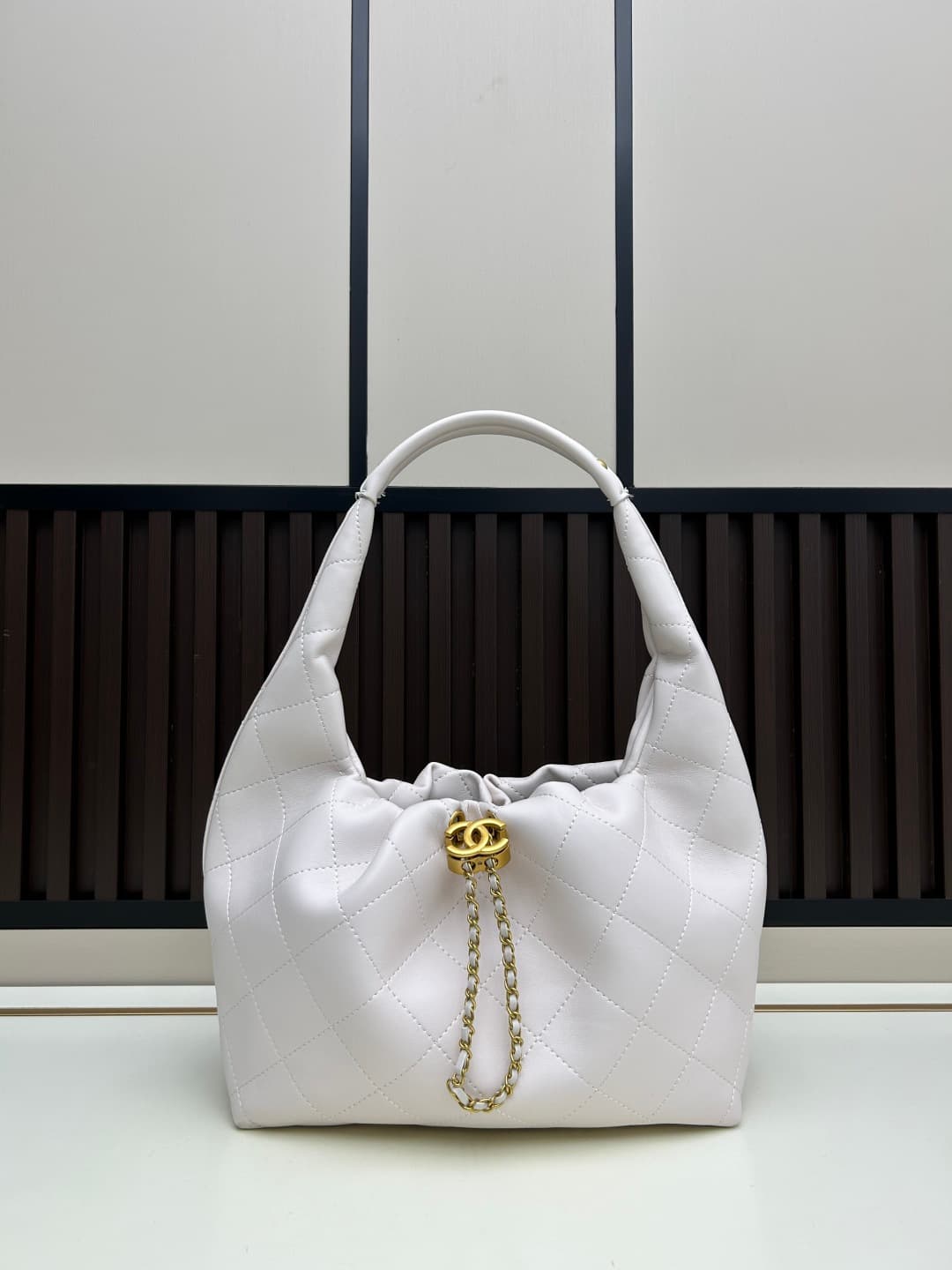 C844 New model 💰 Chanel 25k hobo hippie bag, black and gold with ultra-detailed design. This new spring model is not only popular due to its𝟐𝟓𝐛𝐚𝐠 𝐦𝐢𝐧𝐢 design, but also this 𝐛𝐚𝐠 looks extremely exciting🔥 It has a high-class aesthetic! — image 1