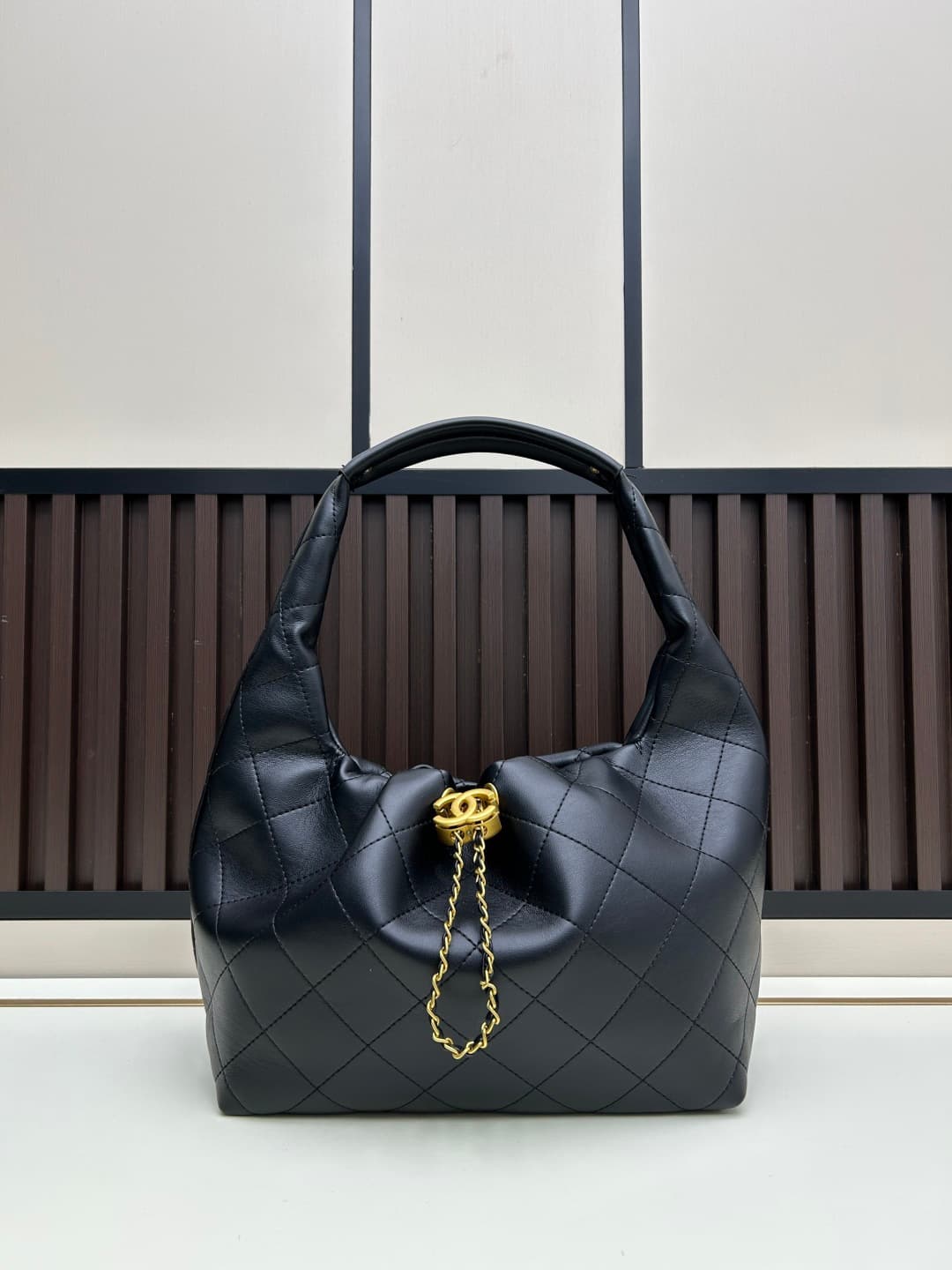 C843 New model 💰 Chanel 25k hobo hippie bag, black and gold with exquisite details. This new spring model is not only popular due to the trendy𝟐𝟓𝐛𝐚𝐠 𝐦𝐢𝐧𝐢, but also this 𝐛𝐚𝐠 is highly anticipated🔥 It exudes a high-class atmosphere! — image 1