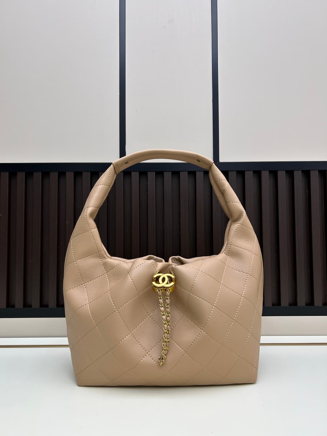 C841 New model 💰 Chanel 25k hobo hippie bag, black and gold with ultra-detailed design. This new spring model is not only popular due to its 𝟐𝟓𝐛𝐚𝐠 𝐦𝐢𝐧𝐢 style, but also this 𝐛𝐚𝐠 is truly worth looking forward to🔥 It has a high-class feel! — image 1