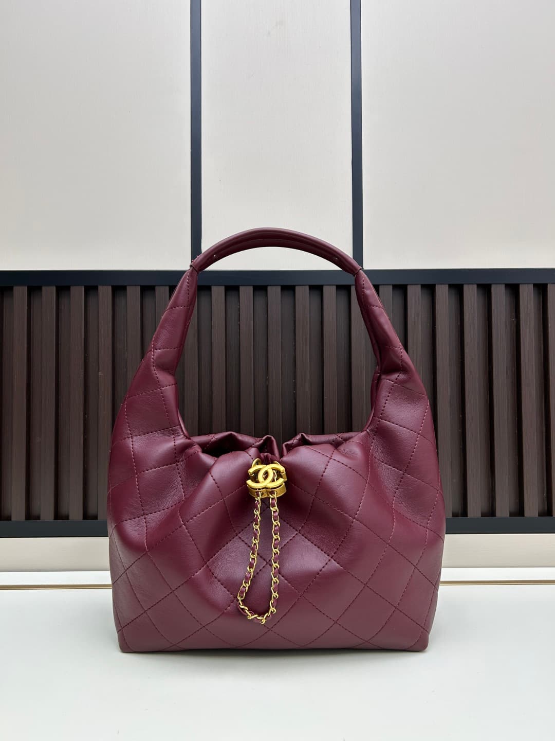 C840 New model 💰 Chanel 25k hobo hippie bag, black and gold with exquisite details. This new spring model is not only popular due to the trendy 𝟐𝟓𝐛𝐚𝐠 𝐦𝐢𝐧𝐢, but also this 𝐛𝐚𝐠 is truly worth waiting for🔥 It exudes a high-class atmosphere! — image 1