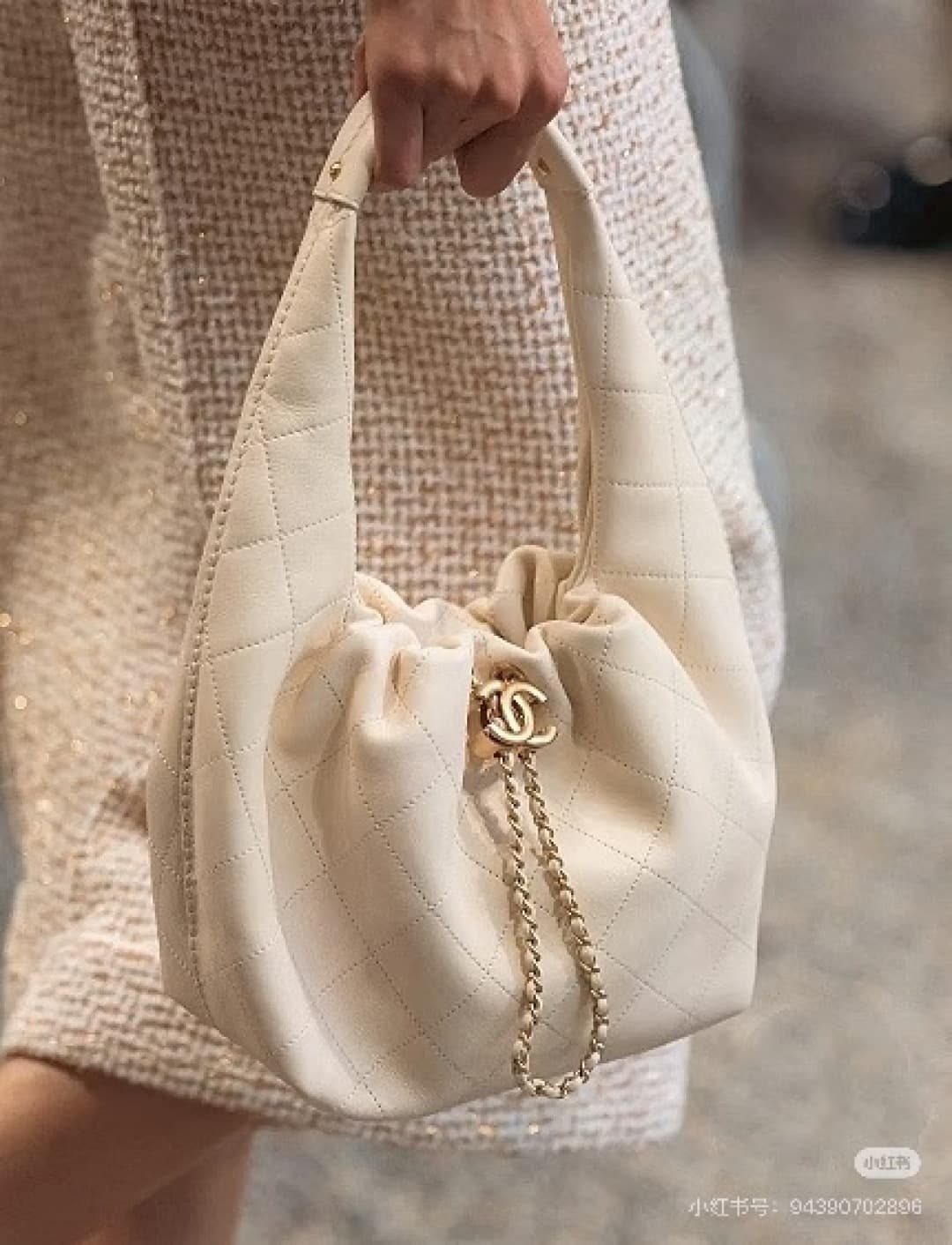 C838 New model 💰 Chanel 25k hobo hippie bag, black and gold with ultra-detailed design. This new early spring model is not only popular due to its 2𝟓𝐛𝐚𝐠 𝐦𝐢𝐧𝐢 design, but also this 𝐛𝐚𝐠 is highly anticipated🔥 It has a high-class feel! — image 1