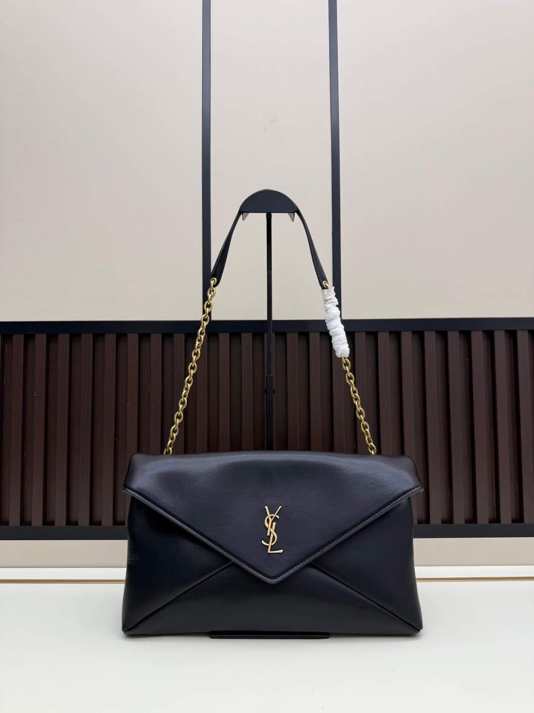 C8623 New model 💰 Leather Vintage/Retro Saint Laurent envelope bag 25. This bag features an envelope-style design with textured leather, and the golden YSL logo is highly recognizable. It comes with a detachable chain strap, combining the elegance of a ha — image 1