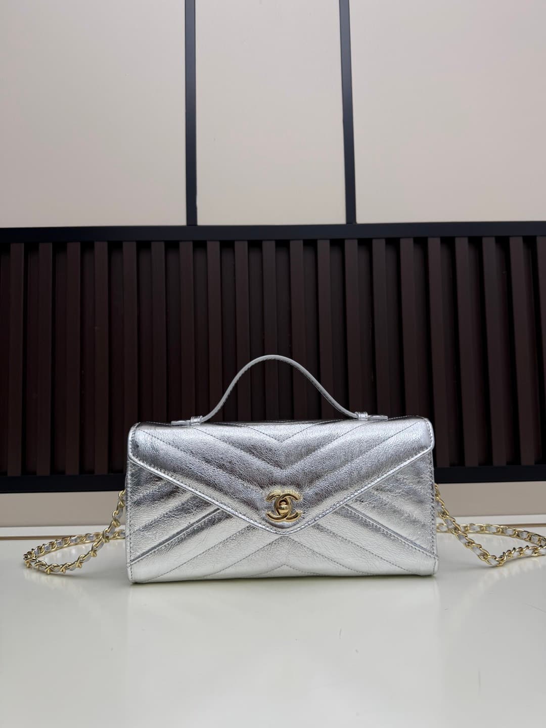 C724 The new OHANEL🚩🚩🚩26X collection/series handbag is a exquisite piece. It blends inspiration with classic brand elements to create a lightweight and practical design made of fine lamb leather🐑, bringing a festive vibe. It features the classic “double C — image 1