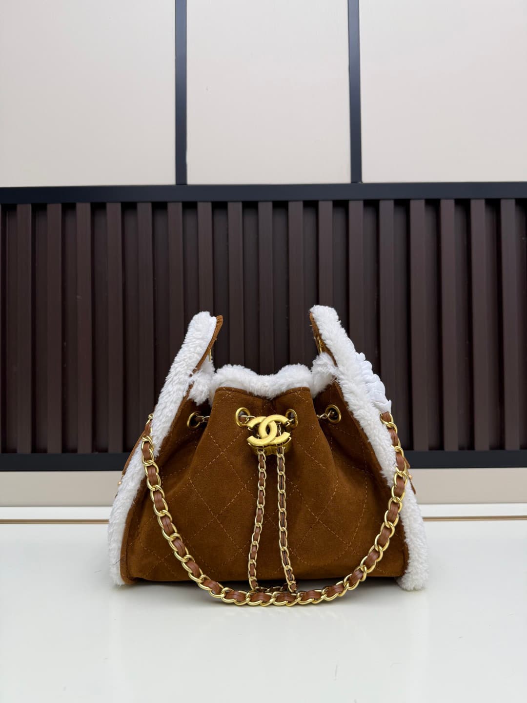 C691 New 💰 Chanel 25 handbag ||| The new “Chanel 25bag” is another “It Bag” after Chanel 22bag! Its design is classic and practical, incorporating the three iconic elements of the brand: chevron-stitched patterns, leather straps, and double C buckles. How — image 1
