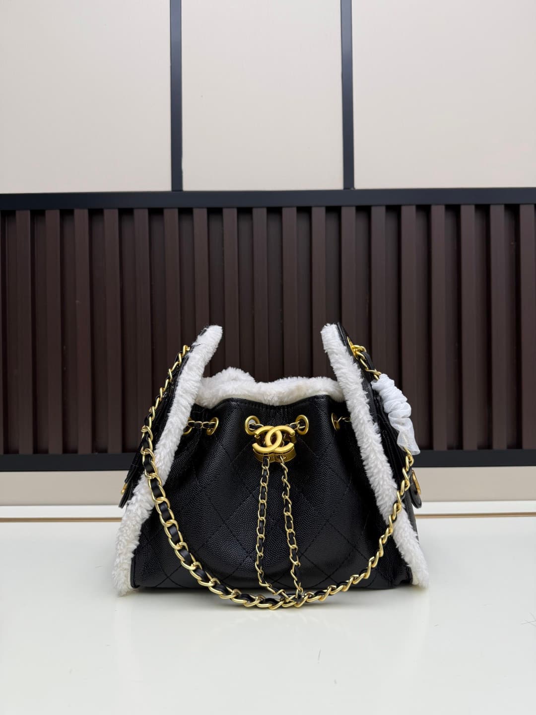 C689 New 💰 Chanel 25 handbag|||The new “Chanel 25bag” is another “It Bag” after Chanel 22bag! It features a classic and practical design, retaining the three iconic elements of the brand: chevron-stitched patterns, leather straps, and double C buckles. Ho — image 1
