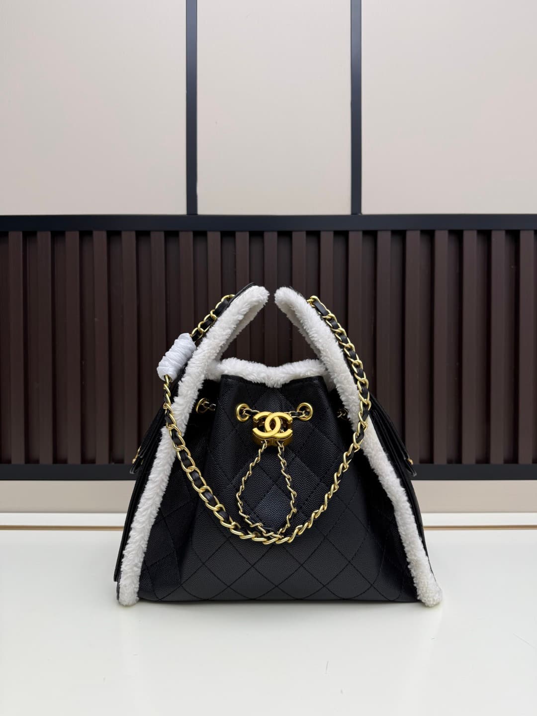 C686 New 💰 Chanel 25 handbag|||The new “Chanel 25bag” is another “It Bag” after Chanel 22bag! It has a classic and practical design, incorporating the three iconic elements of the brand: chevron-stitched patterns, leather straps, and double C buckles. How — image 1