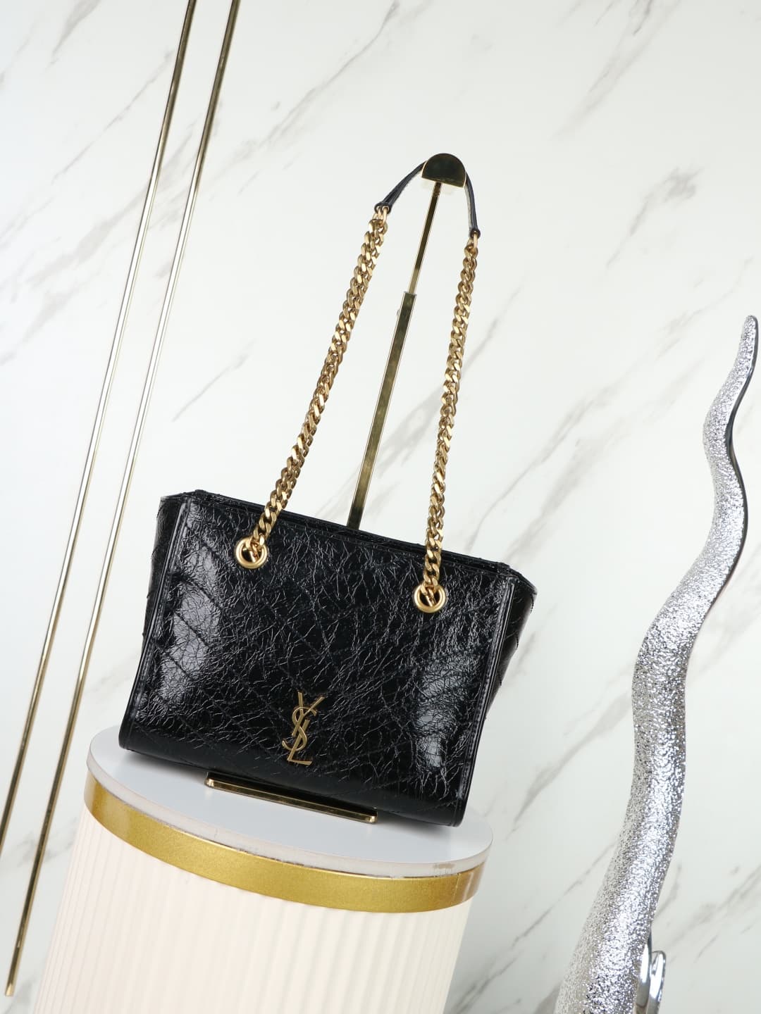 C8649 New Small Size Vintage/Retro Black Leather with Gold🌈 Saint Laurent Niki small-sized tote bag, black and gold color style is incredibly stylish! Made of oiled leather, with natural wrinkles on the surface, giving a soft and durable feel. Metal chain — image 1
