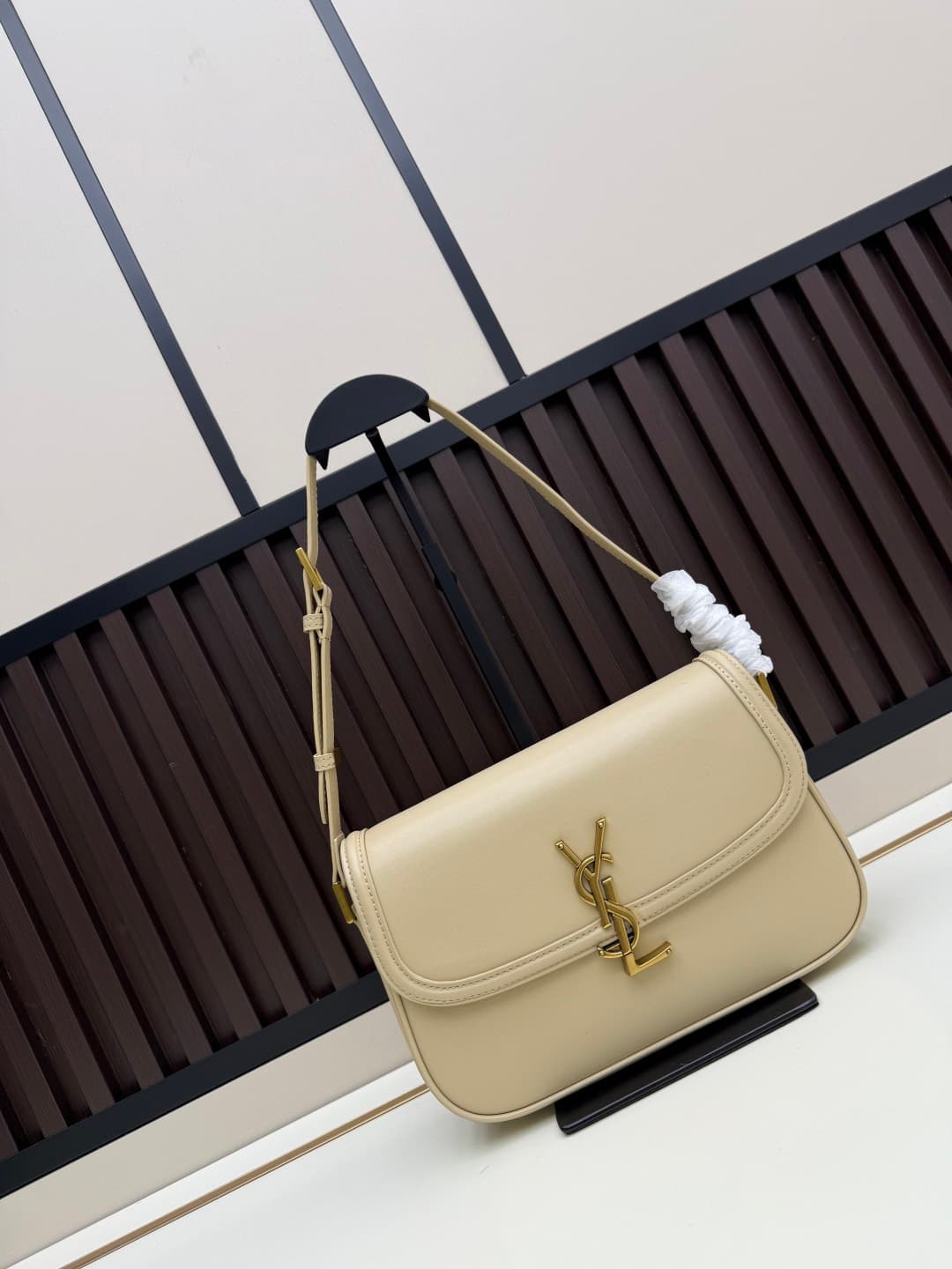 C8667 The new large-sized bags from Saint Laurent are timeless – only by wearing them can you truly understand what it means to be timeless. It’s no exaggeration; Saint Laurent’s black bags are exactly the kind of designs that create a powerful, impactful — image 1
