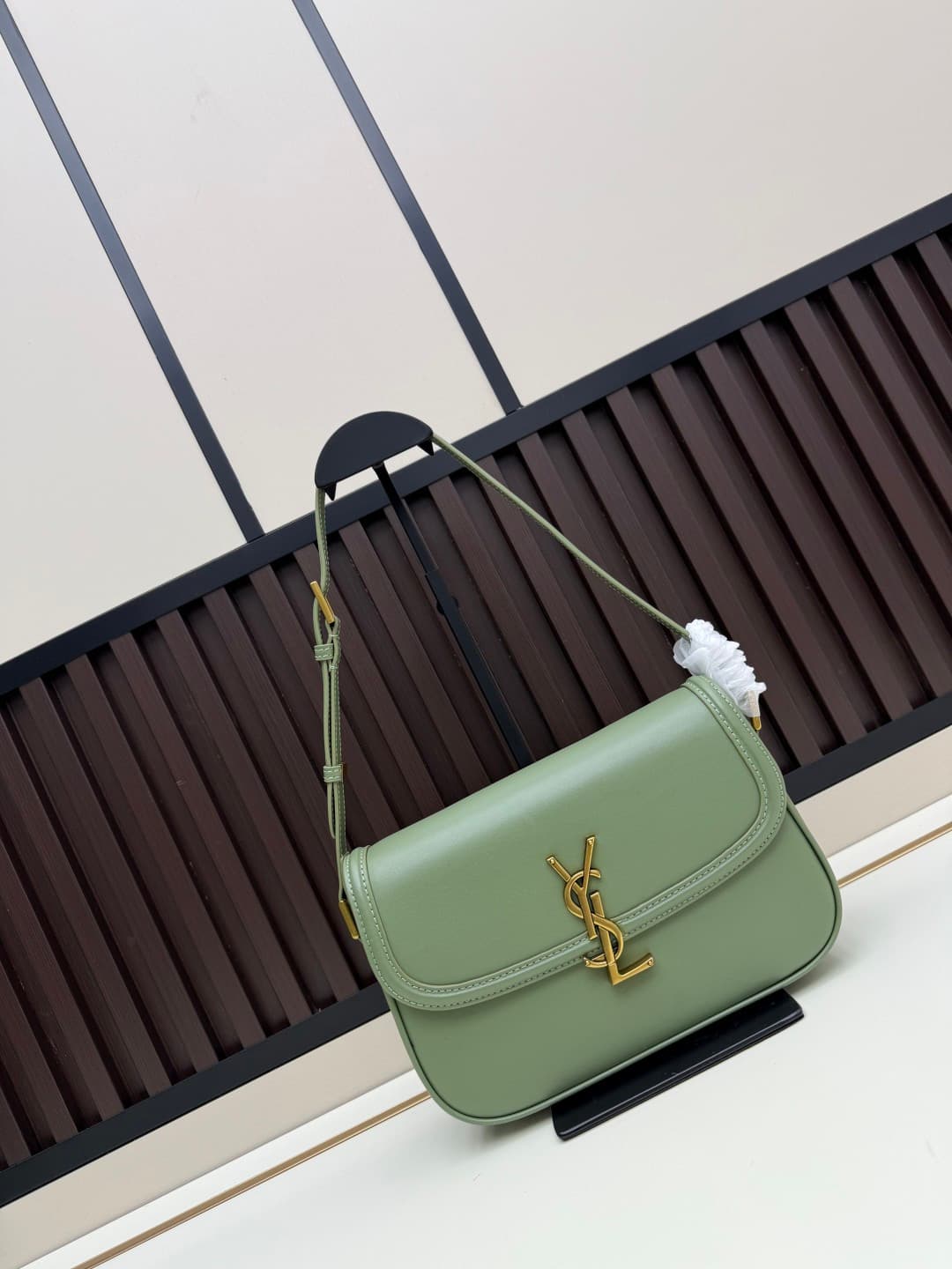 C8665 The new large-sized bags from Saint Laurent are timeless – only by wearing them can you truly understand what “timeless” means. It’s no exaggeration; Saint Laurent’s black bags are of that kind of style that creates a powerful, imposing presence whe — image 1