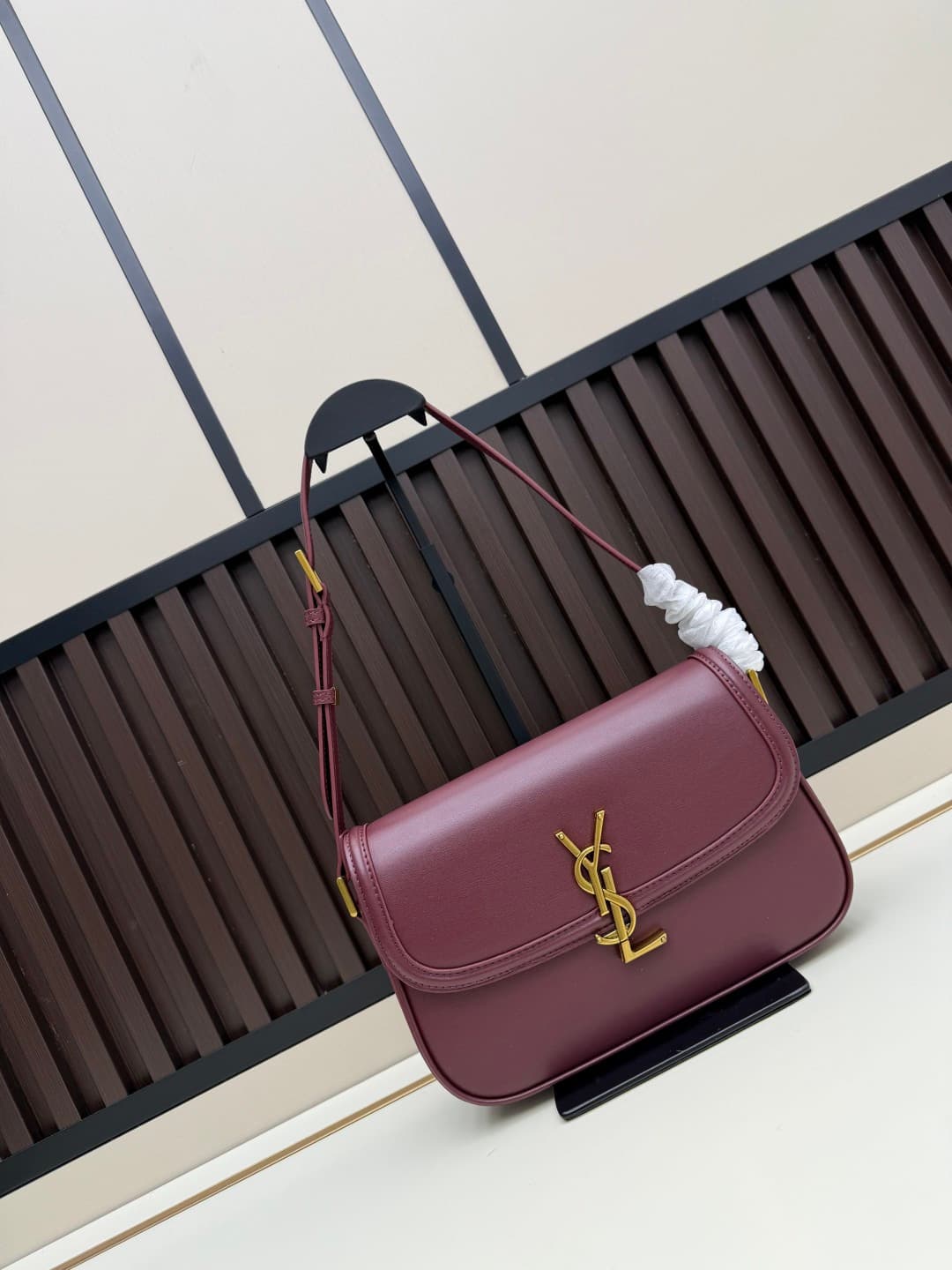 C8666 The new large-sized bags from Saint Laurent are timeless – only by wearing them can you truly understand what “timeless” means. It’s no exaggeration; Saint Laurent’s black bags are exactly the kind of items that create a powerful, impressive look wh — image 1