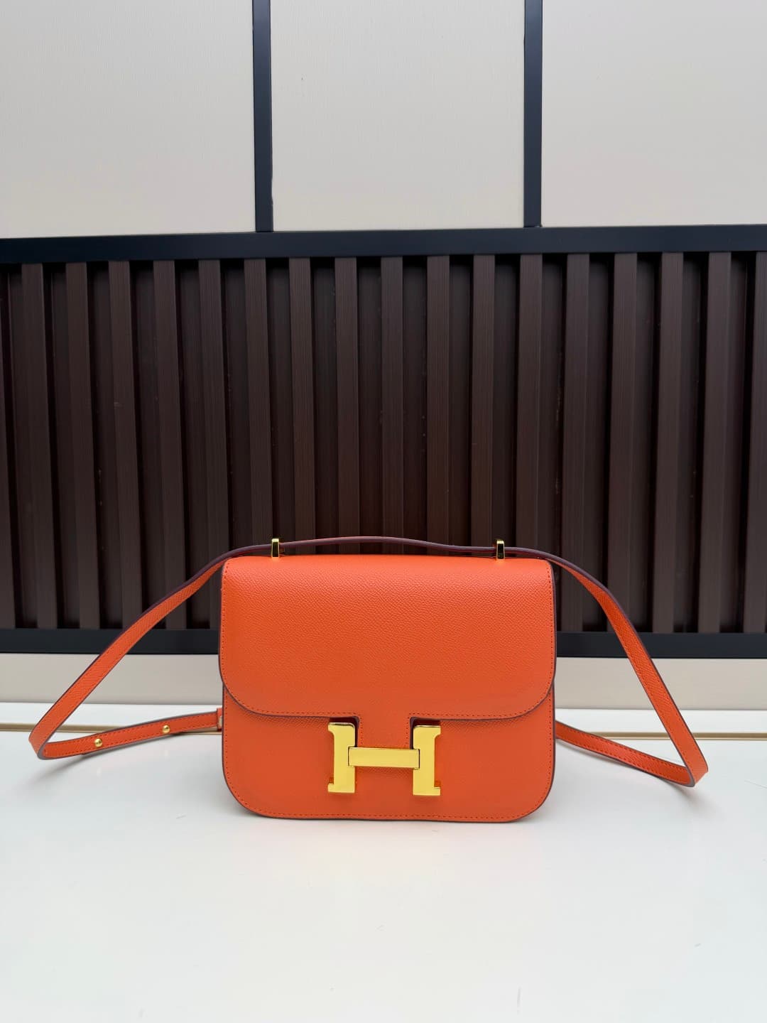 C4777 The flight attendant’s bag is small size💰 I really love this Hermès Kangkang bag – it’s just the perfect “white moonlight” in my mind. The color is extremely gentle. The shape of the bag is elegant and stylish. I usually wear light-colored clothes w — image 1