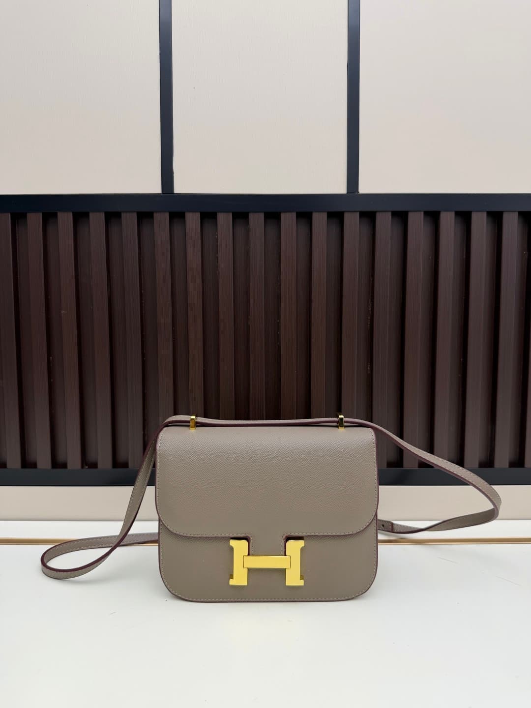 C4786 The flight attendant’s bag is a small size 💰. I really love this Hermès Kangkang bag – it’s just like the “white moonlight” in my mind. The color is extremely gentle. The shape of the bag is very elegant. I usually wear light-colored clothes with it — image 1