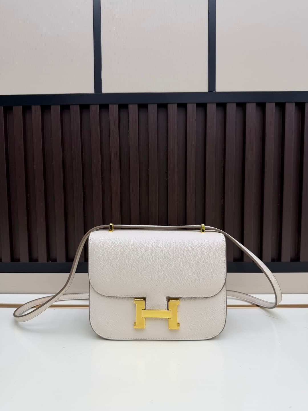 C4785 The flight attendant’s bag is a small size💰 I really love this Hermès Kangkang bag – it’s just like the white moon in my mind. The color is extremely gentle. The shape of the bag is elegant. I usually wear light-colored clothes with it; in winter, I — image 1