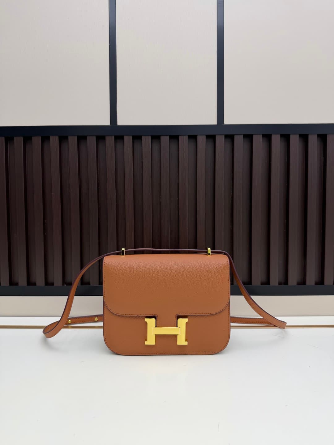 C4783 The flight attendant’s bag is a small size💰 I really love this Hermès Kangkang bag – it’s just like the white moon in my mind. The color is extremely gentle. The shape of the bag is elegant. I usually wear it with light-colored clothes: a coat in wi — image 1