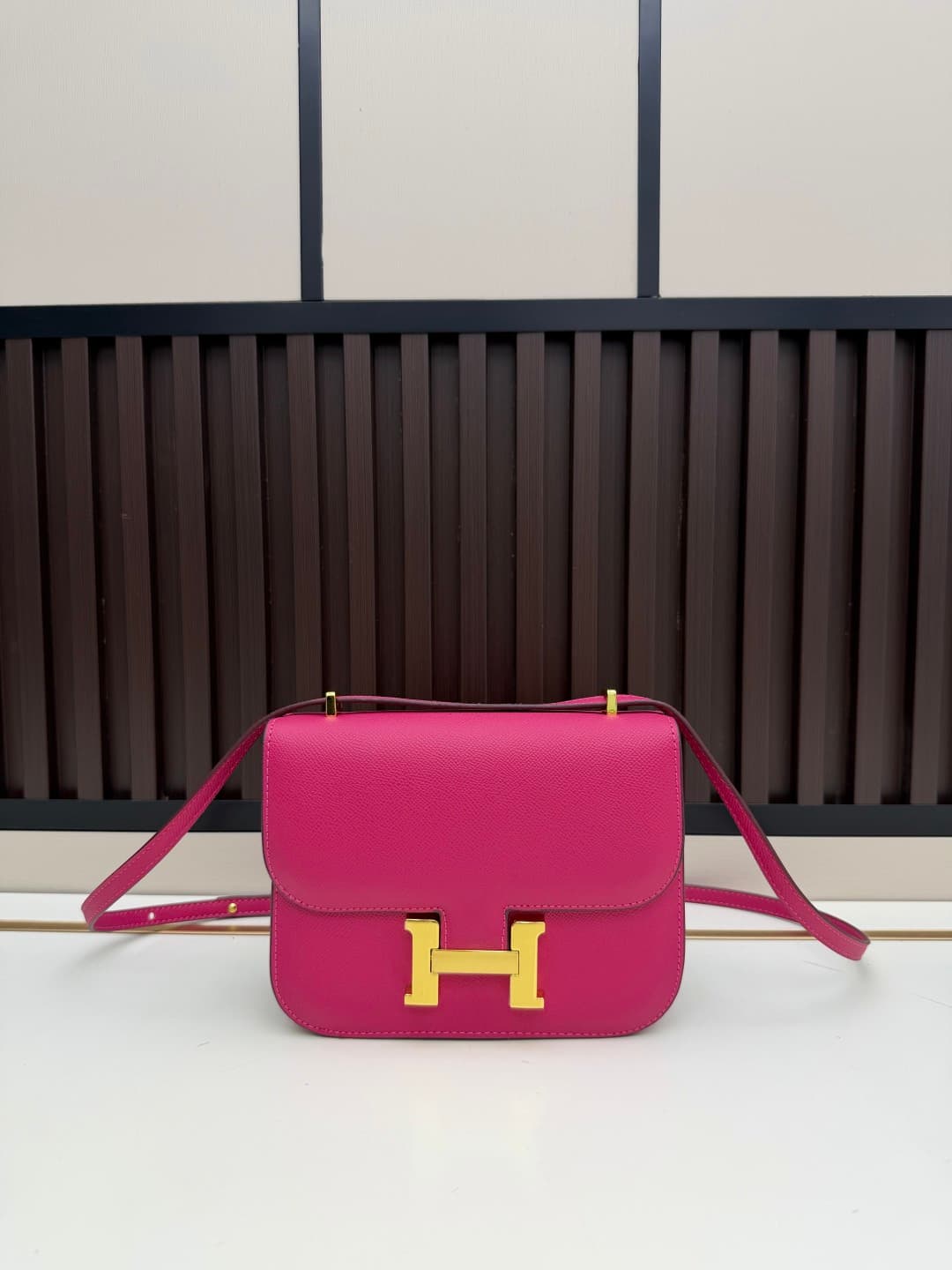 C4782 The flight attendant’s bag is a small size 💰. I really love this Hermès Kangkang bag – it’s just like the “white moonlight” in my mind. The color is extremely gentle. The shape of the bag is very elegant. I usually wear light-colored clothes with it — image 1