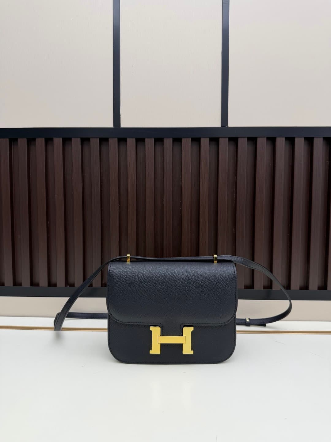 C4781 The flight attendant’s bag is small size💰 I really love this Hermès Kangkang bag – it’s just like the “white moonlight” in my mind. The color is extremely gentle. The shape of the bag is elegant. I usually pair it with light-colored clothes: wear it — image 1