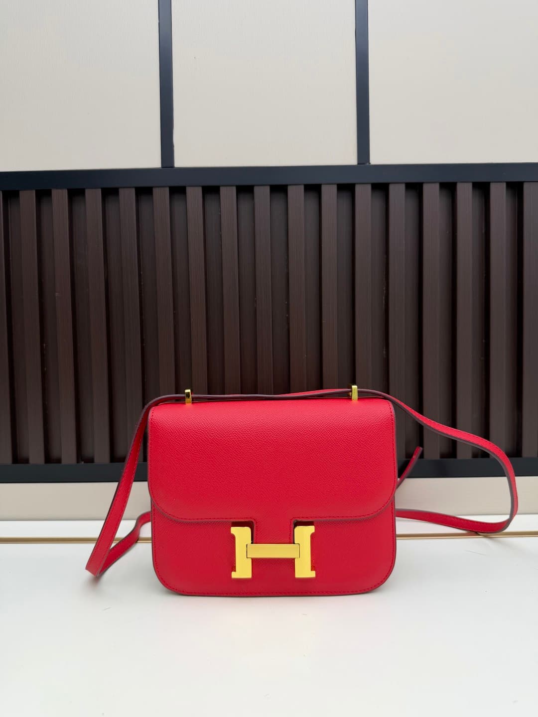 C4780 The flight attendant’s bag is a small size 💰. This Hermès Kangkang bag is just like the “white moonlight” in my mind. The color is extremely gentle. The shape of the bag is elegant. I usually pair it with light-colored clothes – wear it with a coat — image 1